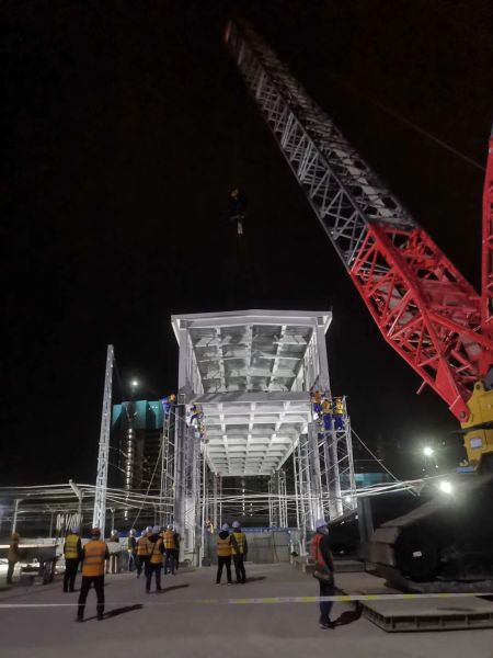 高鐵站150噸鋼結構天橋2.jpg